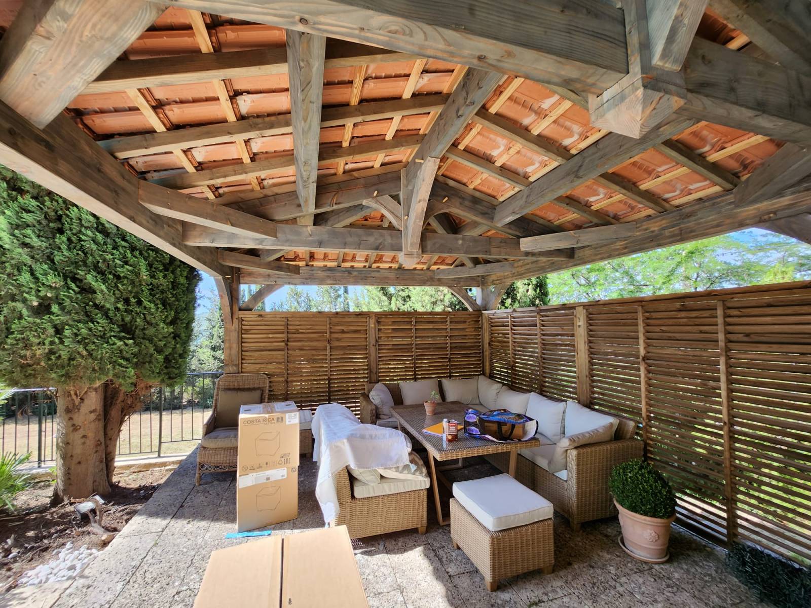 Pool House avec brise vue pour un bel espace détente