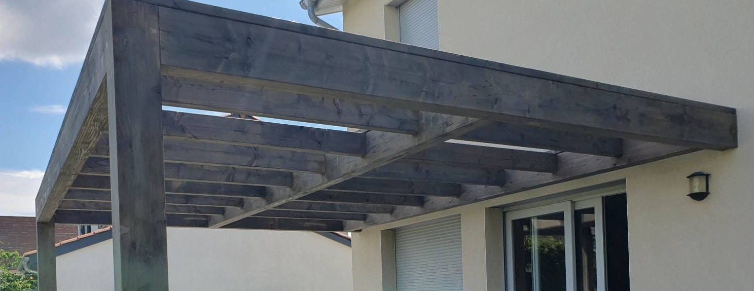 Pergola bois traditionnelle adossée sur façade