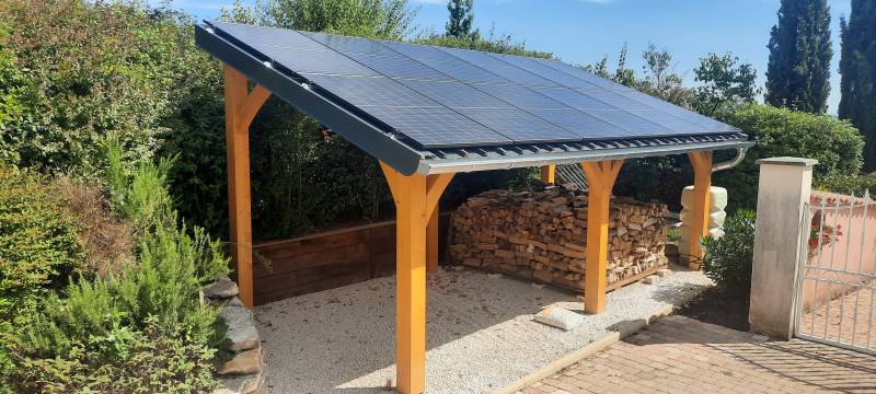 Abri avec les panneaux solaires