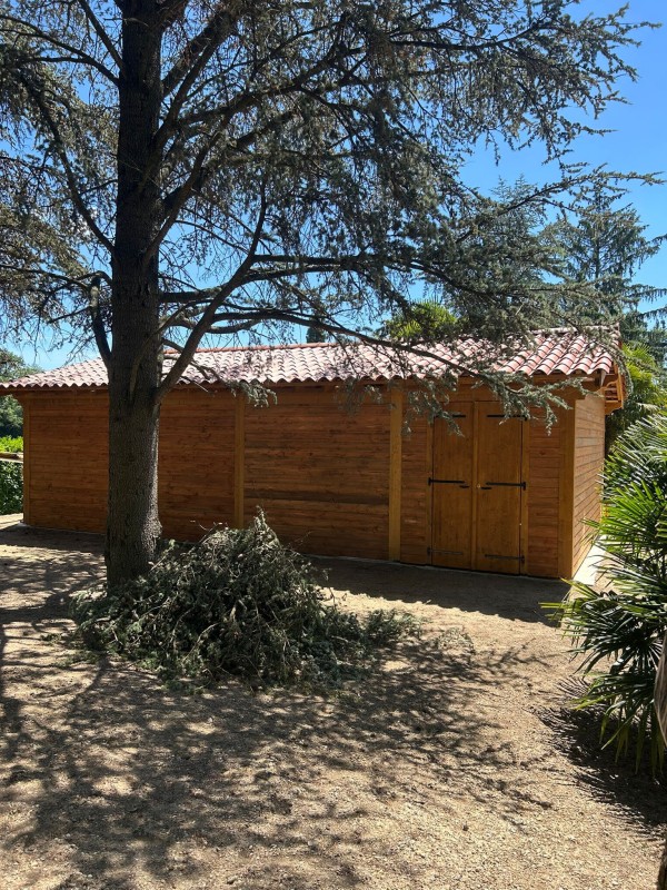Abri en bois pour 2 voitures avec un local fermé pour stocker le matériel de jardin à BEAUVALLON près de GIVORS (Rhone)