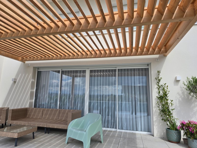 Pergola persiennes à Charbonnières dans l'ouest lyonnais