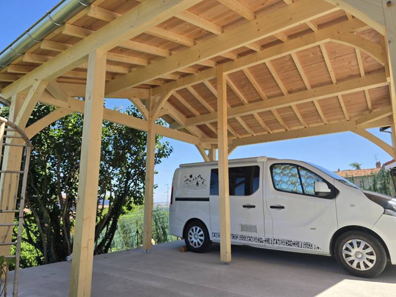 Des poteaux ont été prévus pour le futur local de rangement