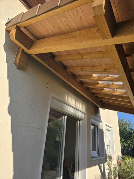 appentis adossé sur la façade isolée par l'exterieur