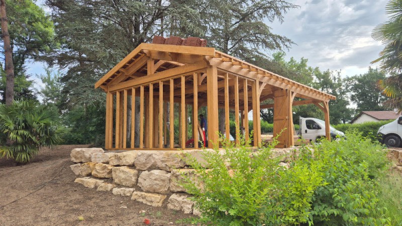 Abri en bois pour 2 voitures avec un local fermé pour stocker le matériel de jardin à BEAUVALLON près de GIVORS (Rhone)