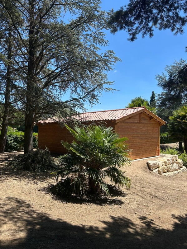 Abri en bois pour 2 voitures avec un local fermé pour stocker le matériel de jardin à BEAUVALLON près de GIVORS (Rhone)