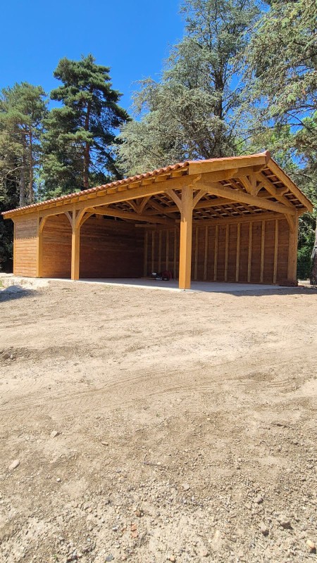 Abri en bois pour 2 voitures avec un local fermé pour stocker le matériel de jardin à BEAUVALLON près de GIVORS (Rhone)