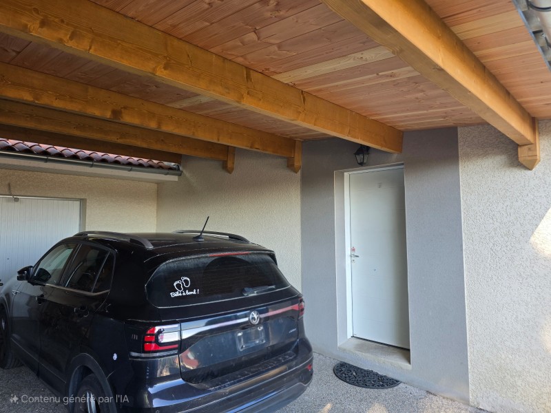 la voiture et l'ensemble de la cour sont désormais à l'abri des intempéries