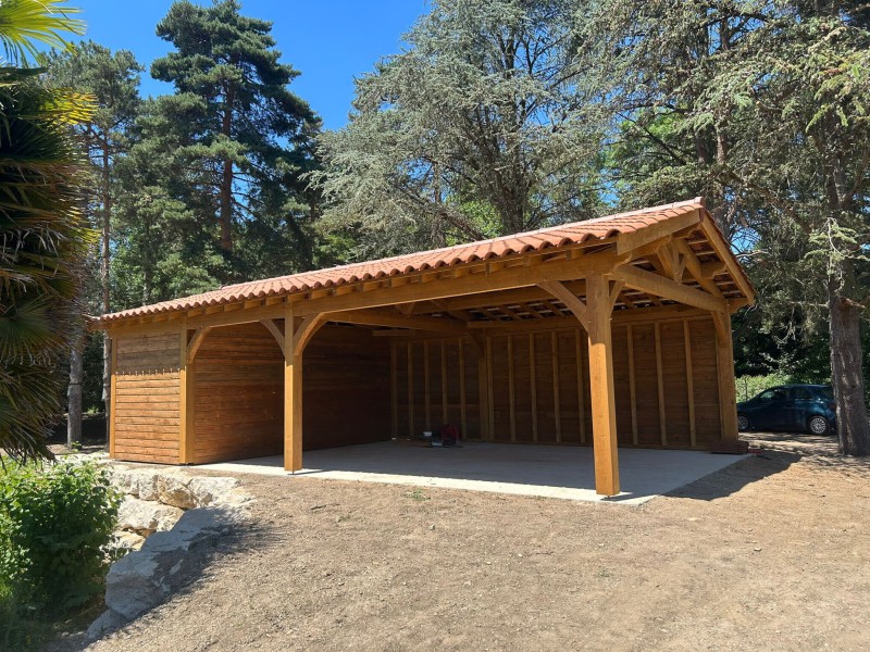 Abri en bois pour 2 voitures avec un local fermé pour stocker le matériel de jardin à BEAUVALLON près de GIVORS (Rhone)