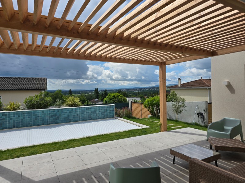 Pergola persiennes à Charbonnières dans l'ouest lyonnais