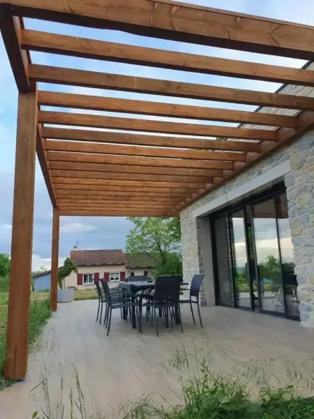 Quelle pergola en bois choisir pour votre maison à Lyon et sa région ?