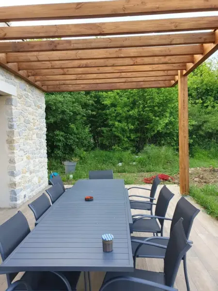 Réalisation d’une pergola traditionnelle en bois à Trept (38) dans le Nord Isère