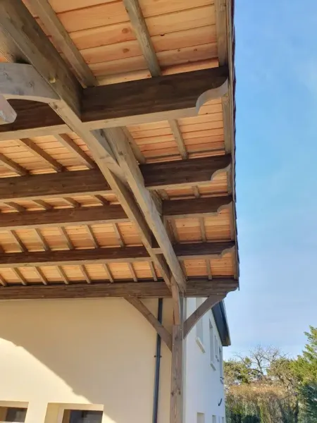 Création d'un abri en bois pour Camping-Car Grande Hauteur dans l’Ouest Lyonnais Adossé contre Façade Isolée avec Volige Douglas