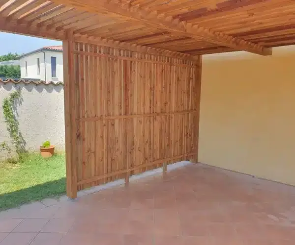 Spécialiste dans la pose de pergolas en bois avec brise vue à Brindas (69) près de Lyon