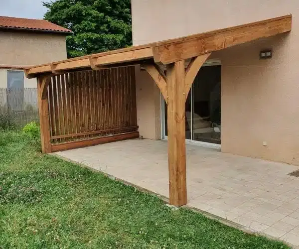 Réalisation d'une pergola en bois avec persiennes adossée à Saint-Genis-Laval (69) près de Lyon