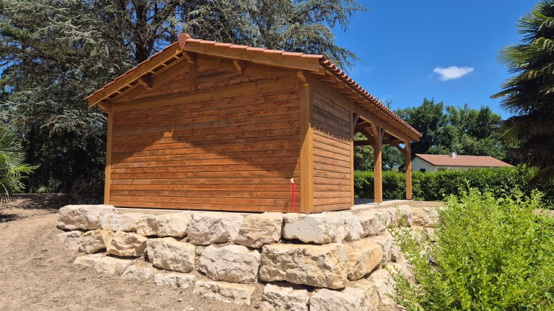 Abri en bois pour 2 voitures avec un local fermé pour stocker le matériel de jardin à BEAUVALLON près de GIVORS (Rhone)