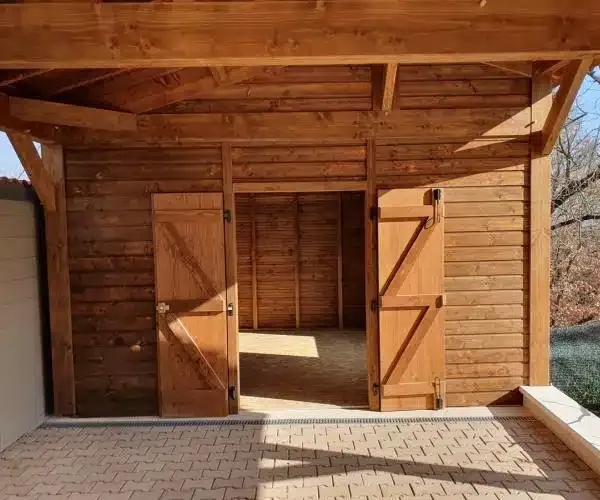 Fabrication et pose de carport en bois fermé à Lyon et sa région : abris en bois qui protège vos véhicules