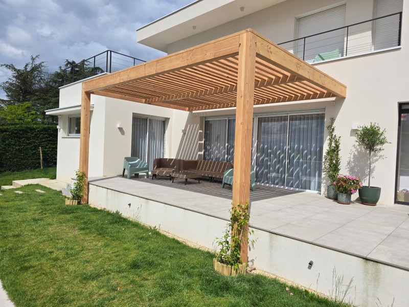 Pergola persiennes à Charbonnières dans l'ouest lyonnais