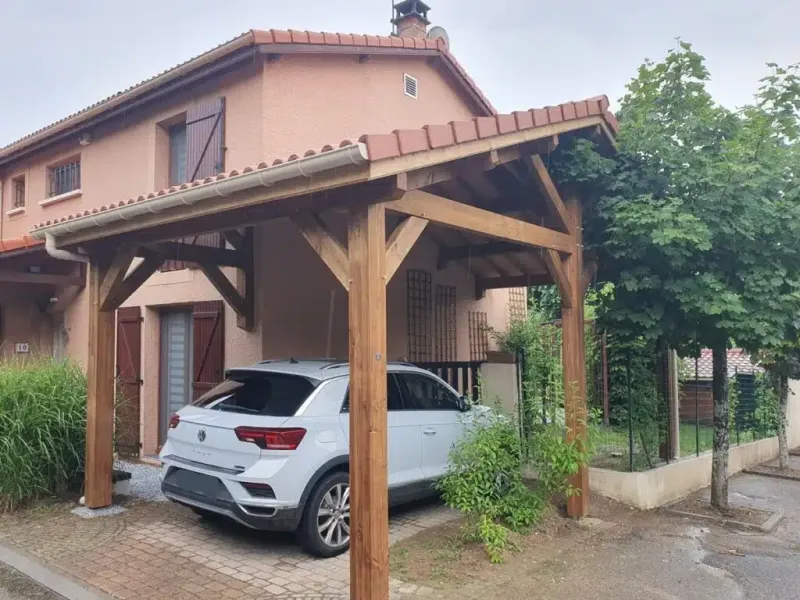 Conception et installation d'un abri voiture en bois adossé au mur à Craponne dans l'ouest de Lyon