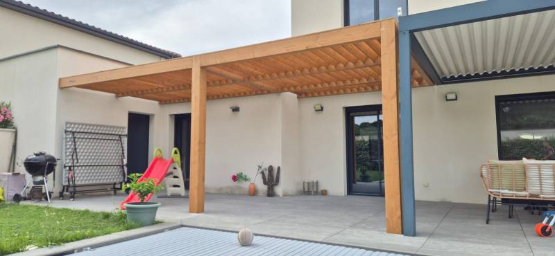 pergola avec persienne adossée à la façade