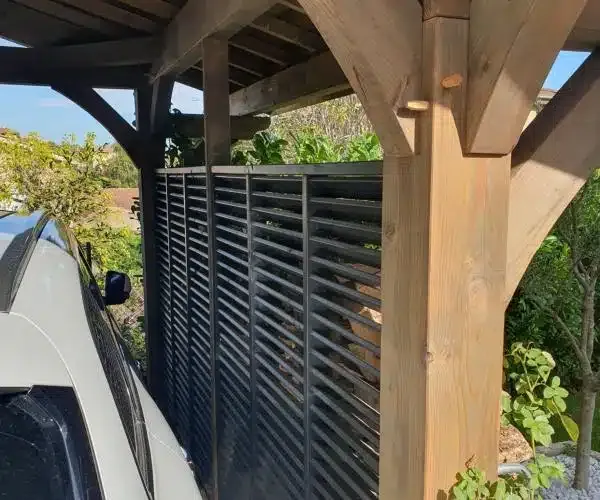 carport en bois avec brise-vue à Collonges-au-Mont-d’Or près de Lyon
