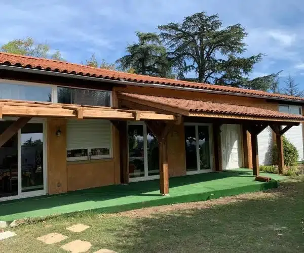 Création d'un abri mixte en bois avec pergola sur mesure réalisé à Saint-Didier-au-Mont-D’or près de Lyon(69)