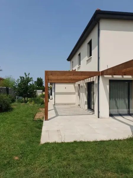Réalisation d’une jolie pergola traditionnelle en bois avec ombrière en fibre de coton à Saint-Priest proche de Lyon