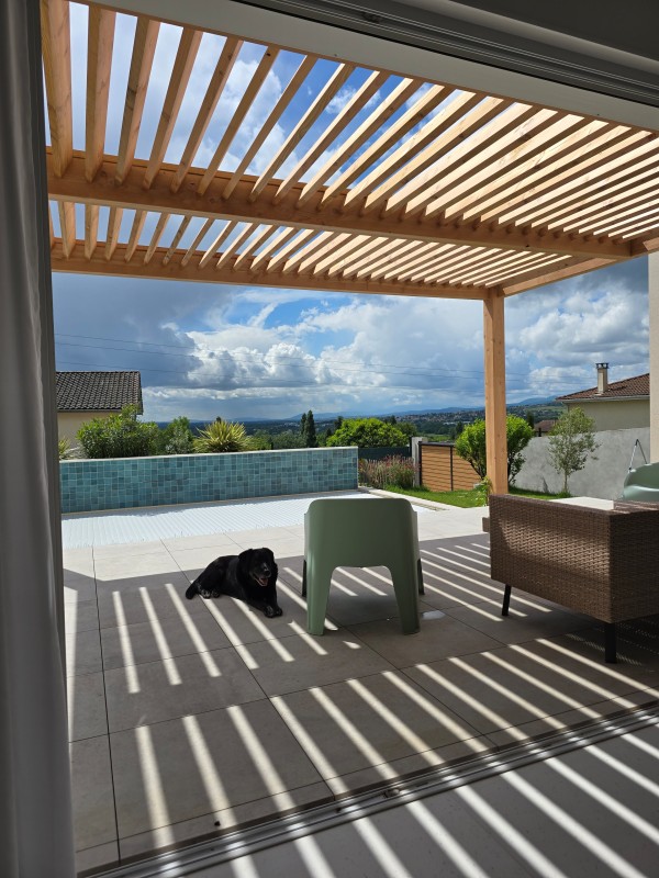 Pergola persiennes à Charbonnières dans l'ouest lyonnais