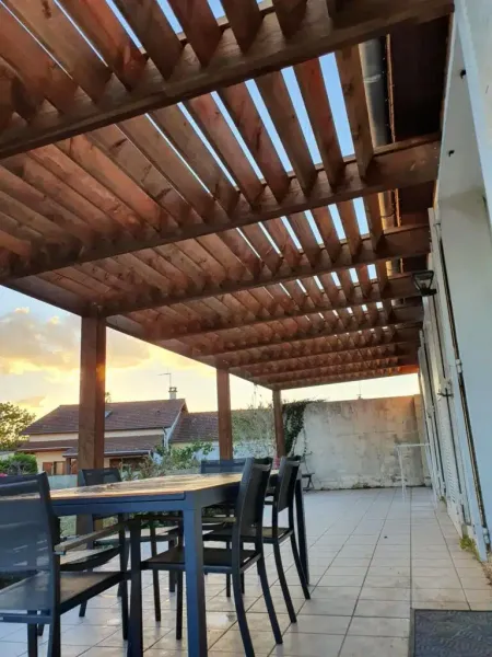 Création et pose d'une pergola persiennes en bois à Toussieu près de Lyon