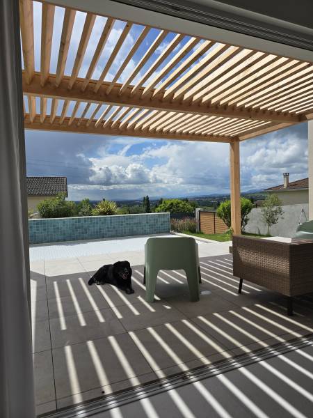 Pergola avec persiennes qui combine lumière et fraicheur