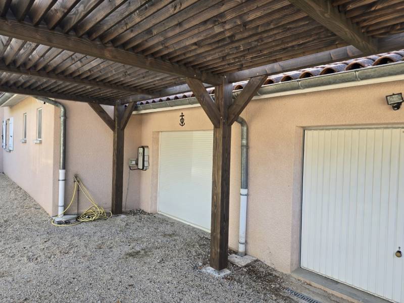 pergola en bois à usage de carport