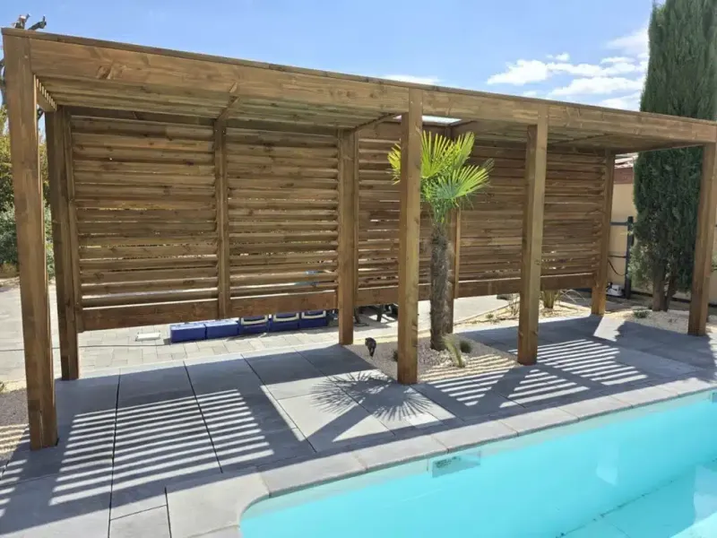 Fabricant et poseur de pergola en bois élégante avec un brise vue et des persiennes à Chassieu près de Lyon