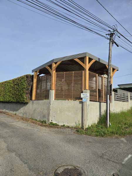 Depuis la rue, l'abri est parfaitement intégré esthétiquement