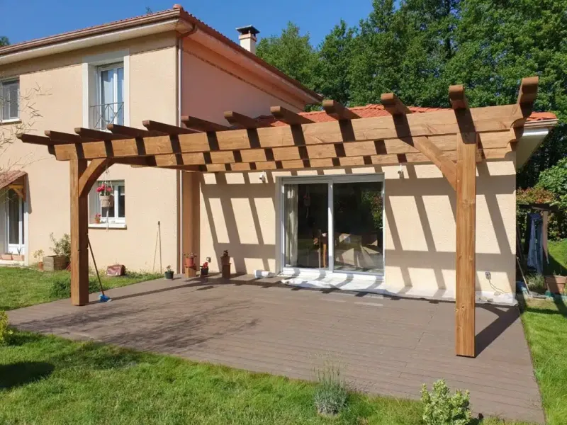 Fabrication et pose d'une pergola traditionnelle en bois à Montluel (01) dans l'Ain