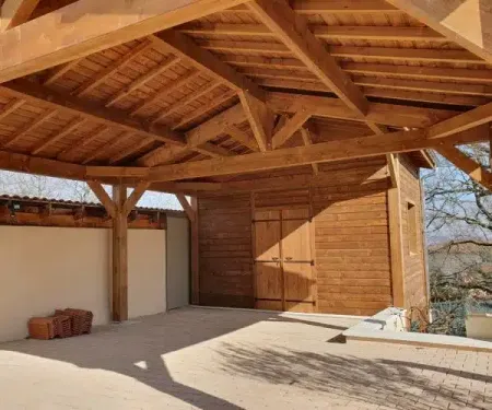 Notre zone d'activité pour ce service Fabrication et installation d’auvent en bois haut de gamme avec poteaux renforcés toiture traditionnelle et habillage assorti à la maison